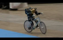 Robot jadący na rowerze.