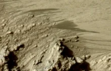 Akumulują się dowody na aktualną obecność ciekłej wody na Marsie