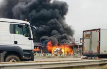 Tir eksplodował po staranowaniu bramek na autostradzie. Uciekał przed...