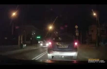 Radiowóz wymija zatrzymany samochód na przejściu dla pieszych
