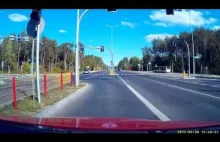 Pirat drogowy na czerwonym omal nie zabił rowerzysty [VIDEO]