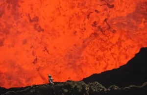 Zejście w głąb krateru aktywnego wulkanu.
