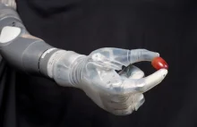 Zaawansowane protezy przywracają zmysł dotyku.