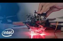 Pokaz Intela 3D z wykorzystaniem 100 dronów wraz z orkiestrą