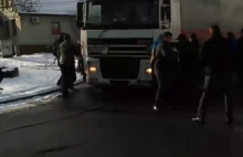 Protestujący górnicy próbują zatrzymać ciężarówkę