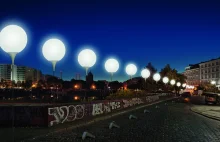 Imitacja Muru Berlińskiego z 8 tysięcy świecących balonów