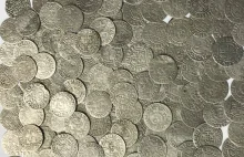 Pod kościelną podłogą znaleźli skarb ponad tysiąca srebrnych monet!
