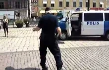 Oto co się dzieje, gdy chcesz sfilmować szwedzkiego policjanta