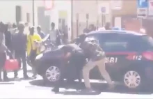 Afrykańscy migranci zaatakowali patrol karabinierów. Salvini: Zerowa...
