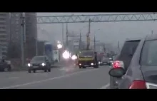 Rosyjski kierowca ciężarówki zapomniał złożyć wysięgnik.