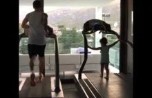 Thiago Messi naśladuje swojego tate podczas treningu na bieżni