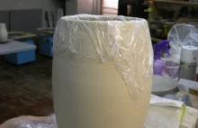Bryła gliny przekształcona w imponujący wazon.