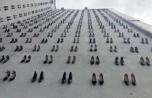 Na ścianie budynku w Turcji pojawiło się 440 par butów. Tyle kobiet...