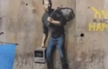 Uchodźcy w Calais zarabiają na muralu Banksy'ego. Daj pan 5 funtów