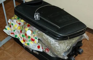 Wiózł pociągiem z Austrii 13 kilogramów marihuany. Miał ją w walizce.