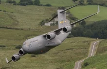 Przelot C-17 Globemaster w Mach Loop.