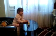 Dziecko w Rosji z zaciekawieniem ogląda telewizje ... ( ͡º ͜ʖ͡º)