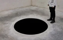 Sztuka nowoczesna może być niebezpieczna. Turysta wpadł do “czarnej dziury”...