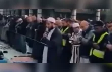 Centrum Paryża i setki modlących się muzułmanów. Zderzenie cywilizacji?