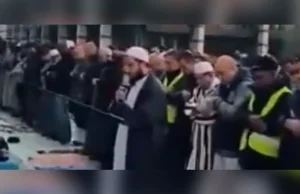Centrum Paryża i setki modlących się muzułmanów. Zderzenie cywilizacji?