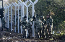 Imigranci zaatakowali macedońskich żołnierzy budujących ogrodzenie na...