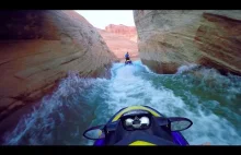 Pływanie skuterami wodnymi poprzez kaniony Arizony.