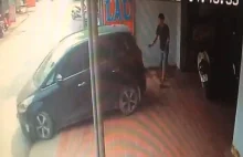Wietnam: Mężczyzna pomagający zaparkować samochód został nieomal zmiażdżony.