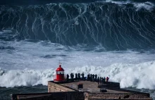 Surfer łamie kręgosłup na największych falach świata w Portugalii