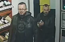 To tych mężczyzn szuka policja w związku z atakiem nożem w centrum...