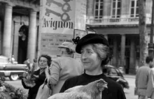 Dama z kurczakiem na smyczy… Paryż w 1956 roku