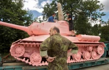 O tym, jak różowy czołg z fakolcem na wieżyczce po Wełtawie płynął