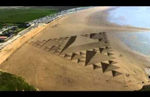 Fraktalowa struktura rysowana na plaży