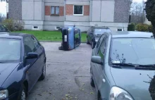 Nowa forma parkingu, czy żart? Taki widok o poranku zastano w Nowogrodzie.