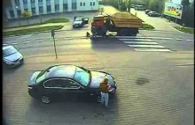 Ciężarówka wjechała w matkę z dzieckiem. Wstrząsający film