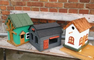 Karmniki dla ptaków - małe domki w ogrodzie