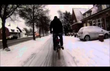 Holandia. Droga do szkoły na rowerze w zimowych warunkach.