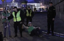 Greenpeace na budynku Ministerstwa Gospodarki. Interweniuje policja i straż