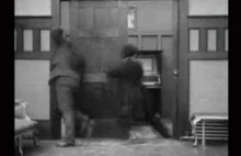 Przesuwne drzwi i Charlie Chaplin w akcji