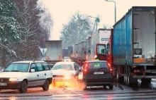 Mieszkańcy nie mogą dostać się do swoich domów - drogę blokują ciężarówki