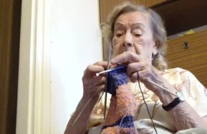 95-letnia sopocianka robi na drutach skarpetki dla potrzebujących