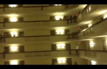 Grupa studentów na balkonach 18 piętrowego hotelu zaśpiewała hymn USA