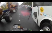 Autobus sam z siebie brutalnie atakuje motocyklistę.
