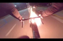 Wybuchowy rowerzysta przewraca skuter!