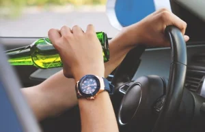 Pijany ojciec jechał autem z 12-latkiem. Samochód dachował