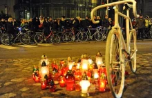 Rowerzyści uczcili śmierć kuriera. Nowy ghost bike w Poznaniu [ZDJĘCIA