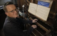 Człowiek, który gra na najstarszych organach w Polsce