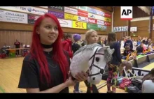 Fińskie różowe rywalizują w dorocznych mistrzostwach jazdy na koniach na patyku