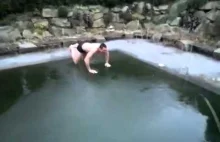Facet próbował wskoczyć do zamarzniętego basenu
