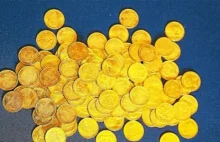Robotnicy znaleźli 600 złotych monet! Podzielą się skarbem z właścicielką.