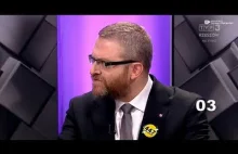 Grzegorz Braun poprawia flagę Polski podczas debaty w...